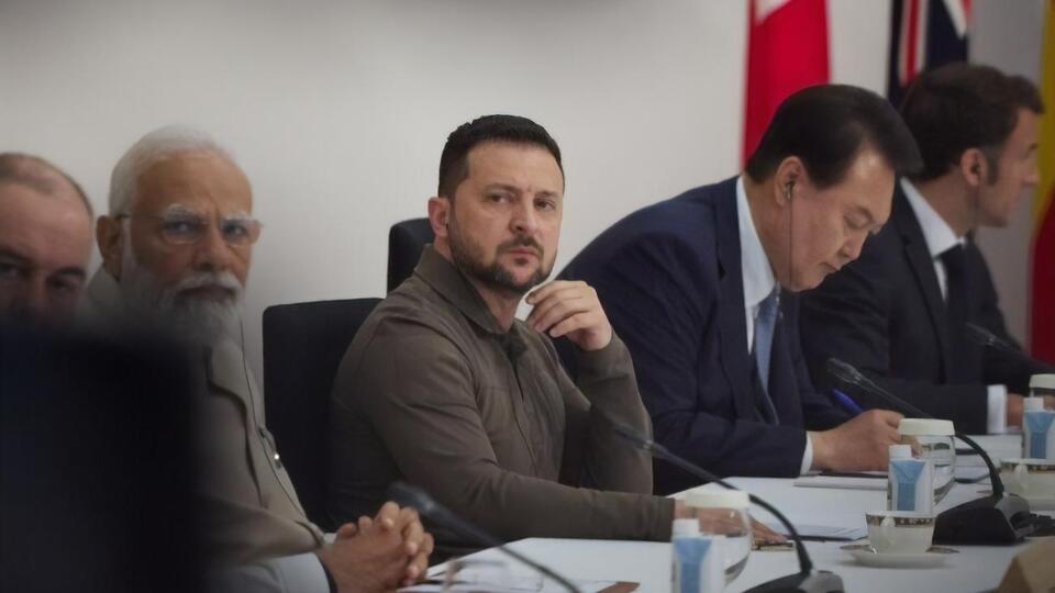 Зеленський: Поки російські загарбники залишаються на нашій землі, ніхто не сяде за стіл переговорів із Росією