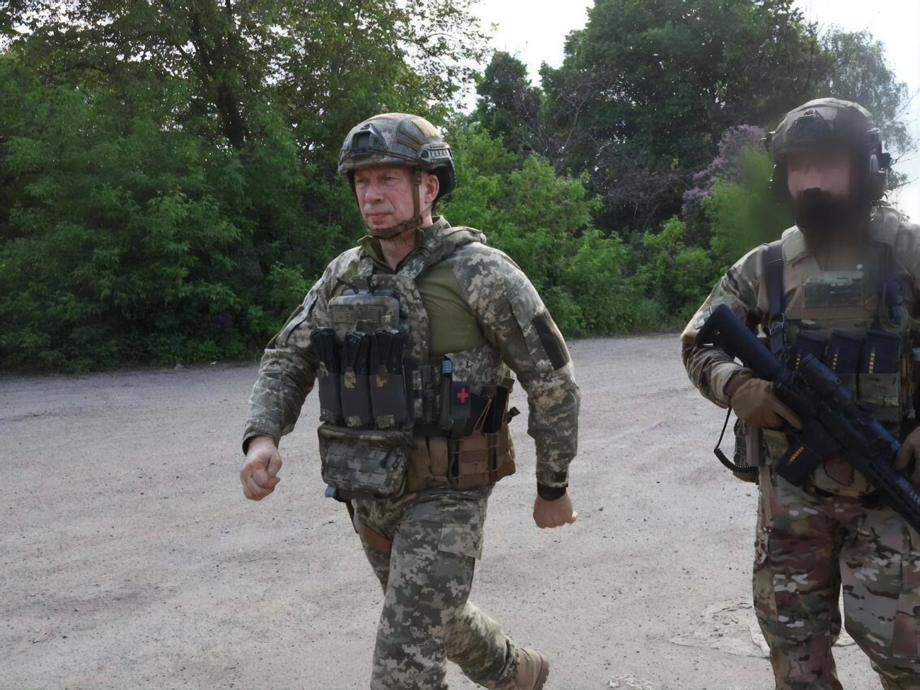 Украинские военные намерены лишить врага контроля над подступами к Бахмуту, подчеркнул Сырский