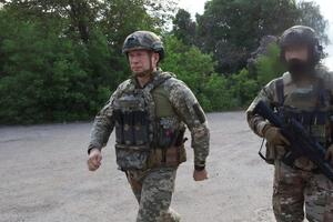 Украинские военные намерены лишить врага контроля над подступами к Бахмуту, подчеркнул Сырский