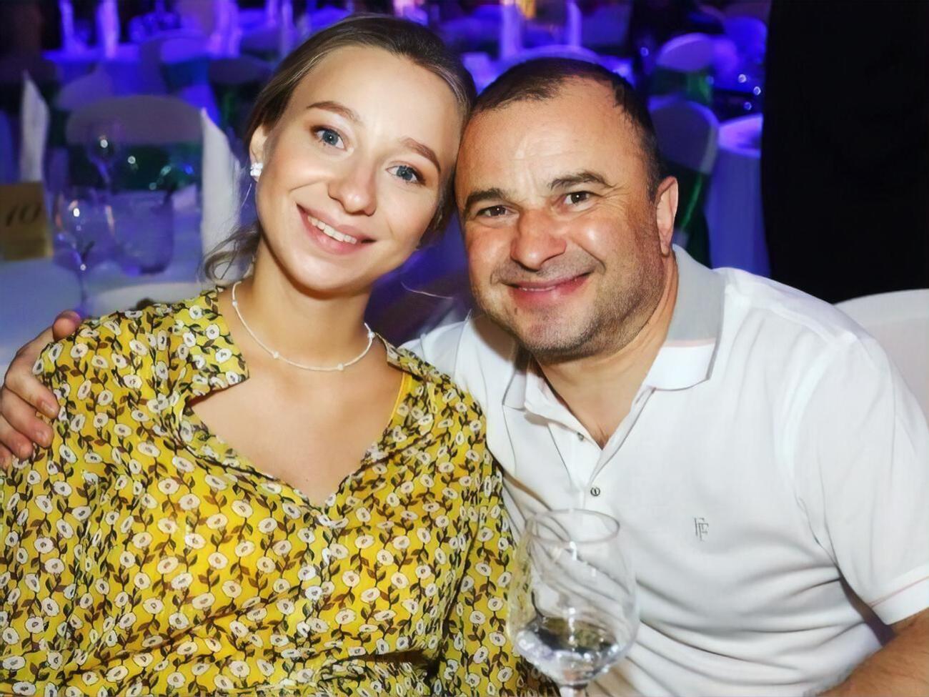 15 мая Репяхова опубликовала ролик, в котором похвасталась наличием у ее мужа спецпропуска, позволяющего проехать по Южному мосту в Киеве