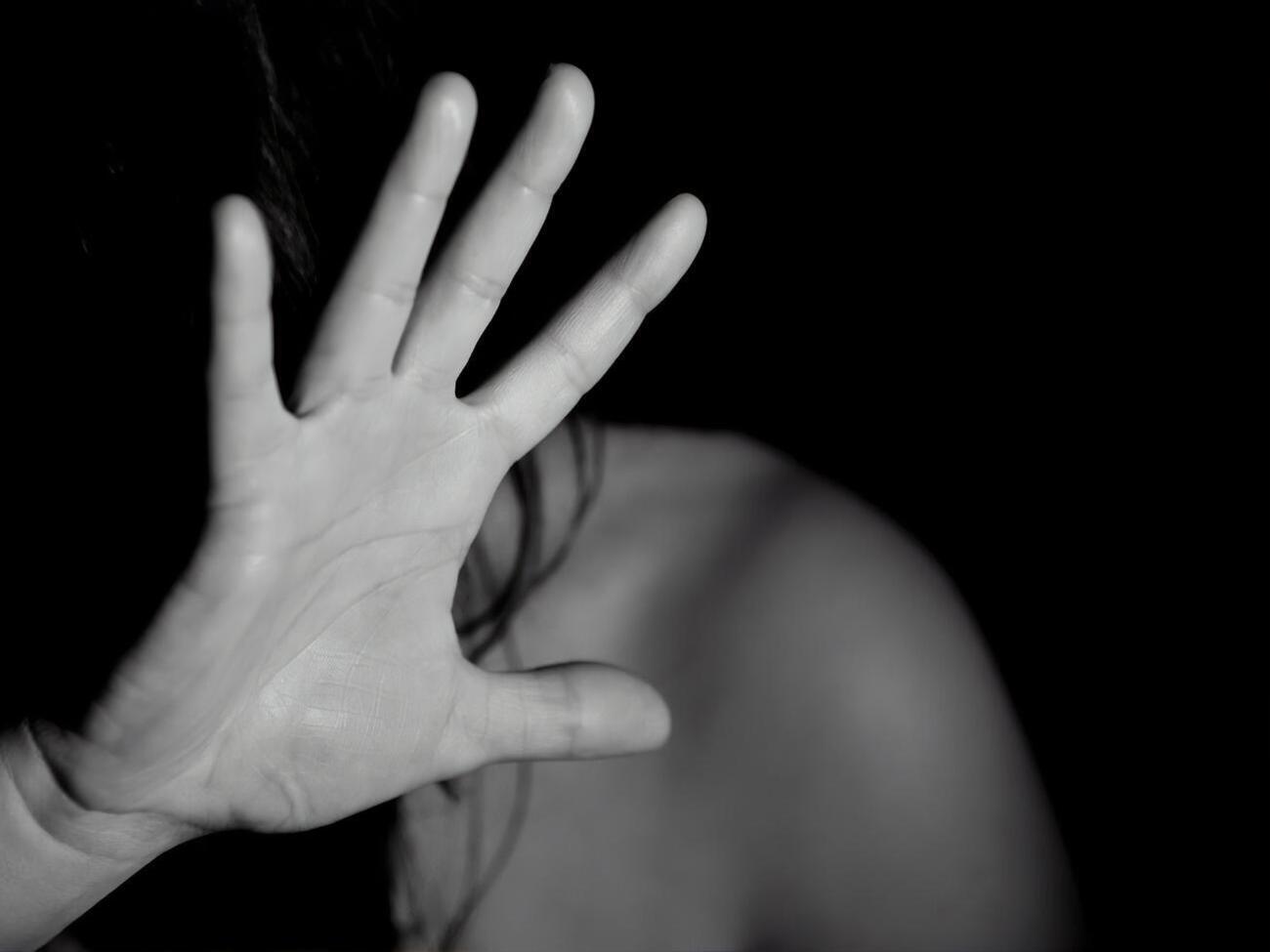 За даними слідства, дівчинці погрожували новим насильством