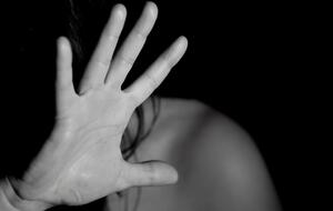 За даними слідства, дівчинці погрожували новим насильством