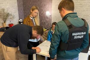 27-летний руководитель одного из отделов транспортного предприятия подавал заявки на внесение в одну из систем ложных сведений о военнообязанных мужчинах, рассказали в полиции Львовской области