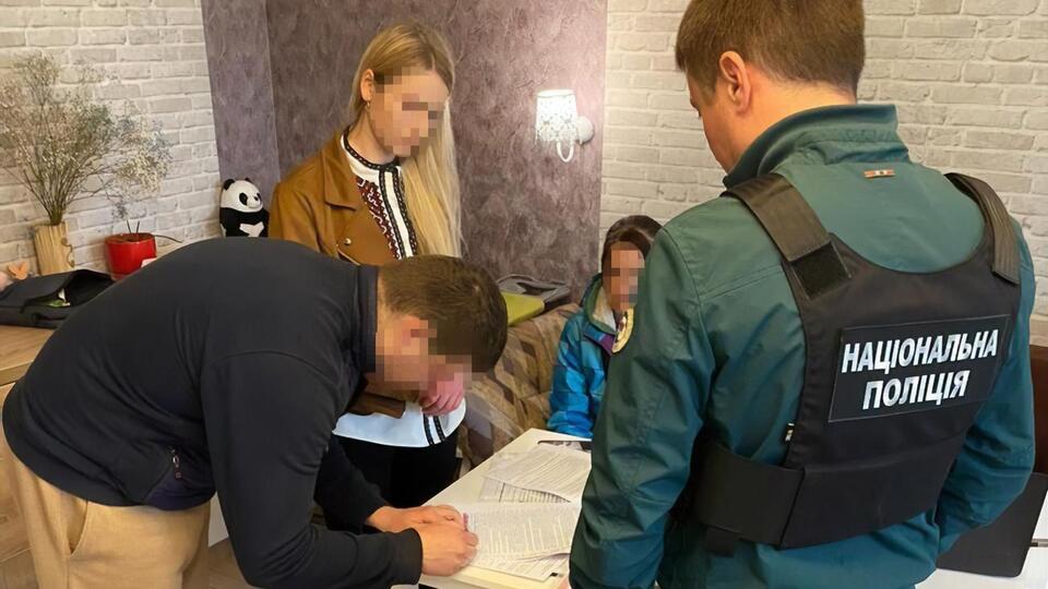27-летний руководитель одного из отделов транспортного предприятия подавал заявки на внесение в одну из систем ложных сведений о военнообязанных мужчинах, рассказали в полиции Львовской области