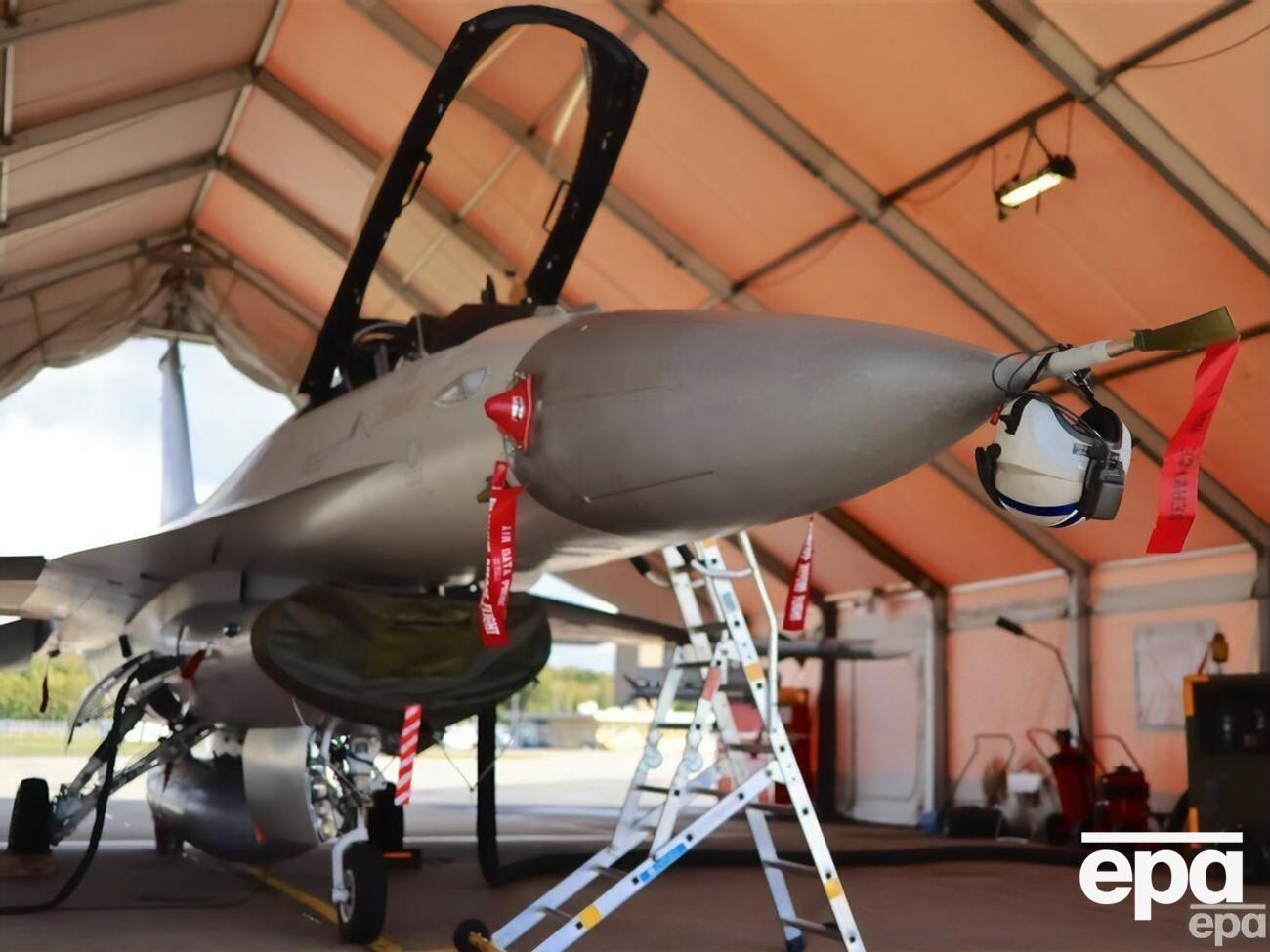 Работа над передачей F-16 Украине стала приоритетом для США, заверили в Госдепе