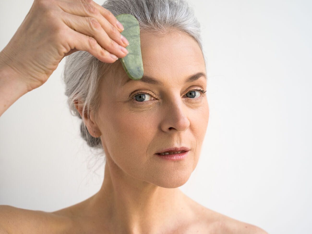 Масаж обличчя стимулює кровотік і лімфодренаж, а також покращує загальний вигляд шкіри