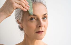 Масаж обличчя стимулює кровотік і лімфодренаж, а також покращує загальний вигляд шкіри