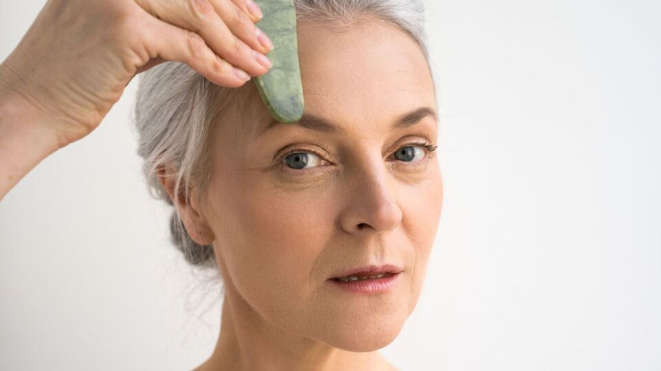 Масаж обличчя стимулює кровотік і лімфодренаж, а також покращує загальний вигляд шкіри