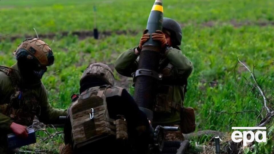 Українська артилерія виконує вогневі завдання, допомагаючи силам оборони стримувати російських окупантів