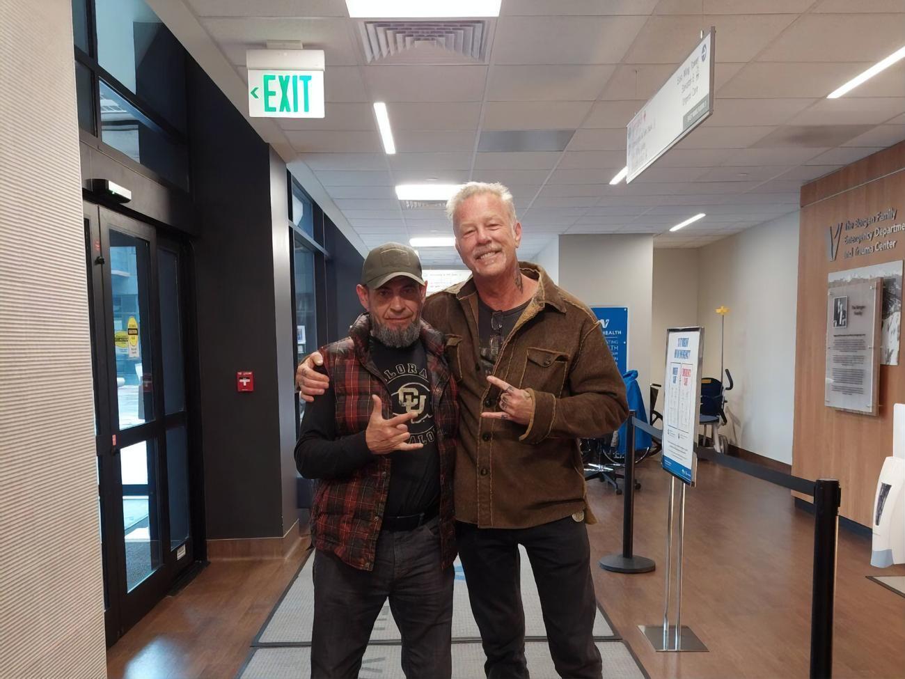 Під час короткої зустрічі з українськими захисниками Гетфілд побажав їм "удачі та якнайшвидшого одужання", а також зробив фото на згадку