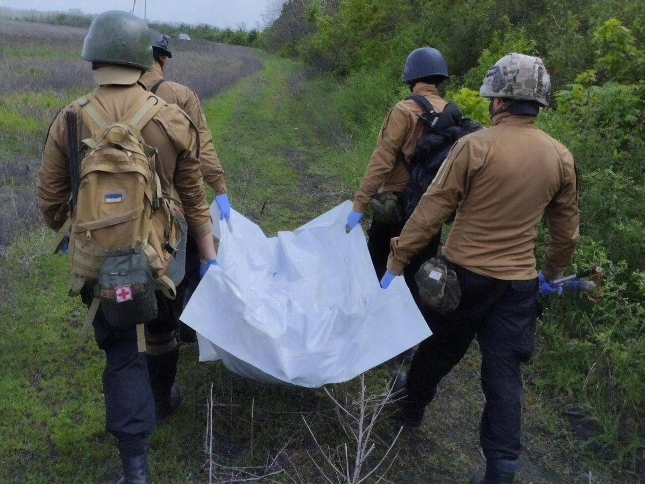 Одразу після звільнення територій від окупантів пошуковці спільно із ДСНС і Нацполіцією шукають поховання
