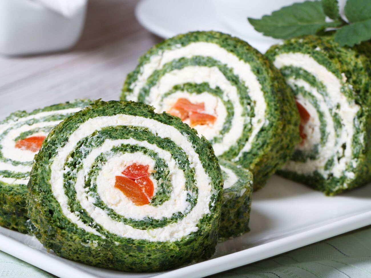 Для приготування рулету знадобиться шпинат, борошно, крем-сир, яйця і лосось