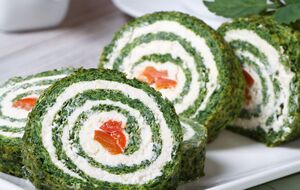 Для приготовления рулета понадобятся шпинат, мука, крем-сыр, яйца и лосось