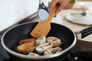 Рибу потрібно вчасно перевертати