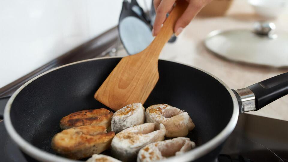 Рыбу нужно вовремя переворачивать