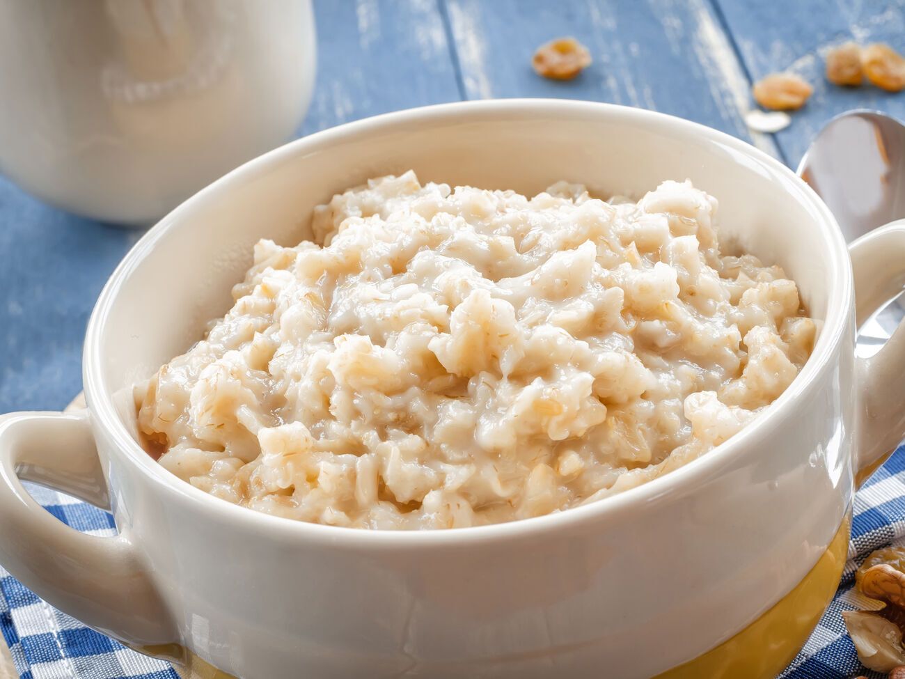 Овсяную крупу добавляют в кипящую воду