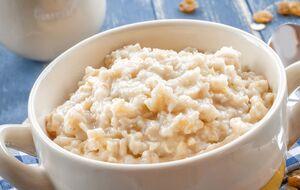 Овсяную крупу добавляют в кипящую воду