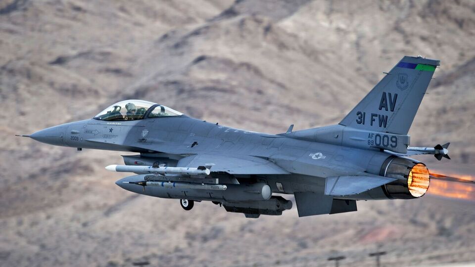 Украине нужно не менее двух-трех эскадрилий F-16, заявляли в Минобороны