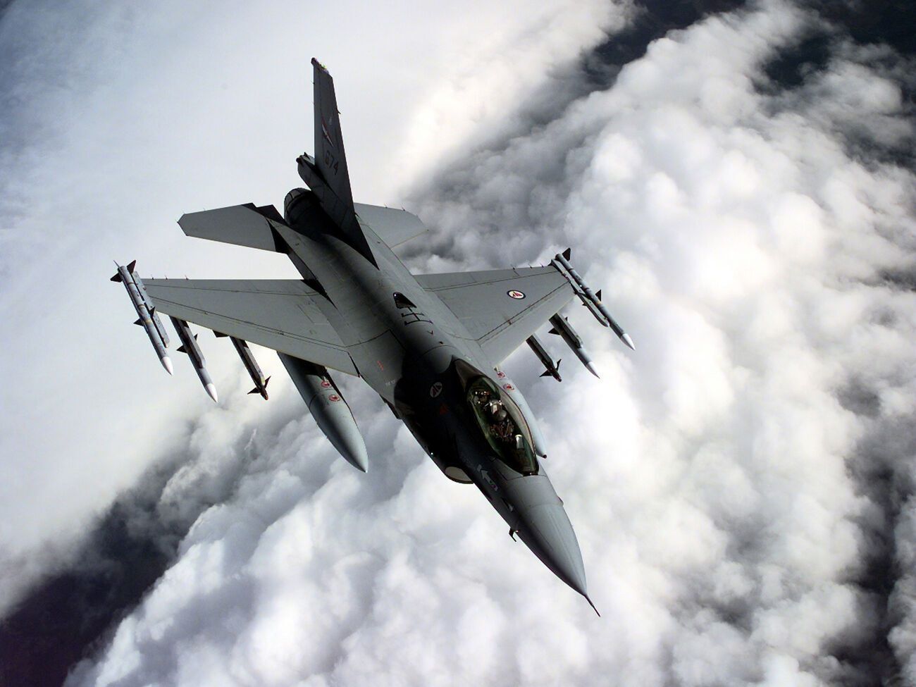 О том, что обучение пилотов из Украины на истребителях F-16 стартовало уже в нескольких странах, сообщил 22 мая Боррель