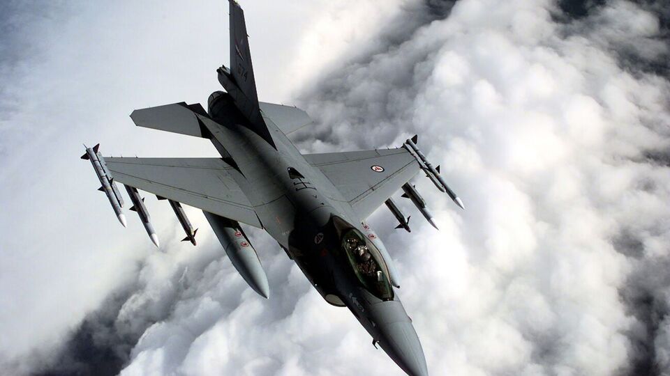 О том, что обучение пилотов из Украины на истребителях F-16 стартовало уже в нескольких странах, сообщил 22 мая Боррель