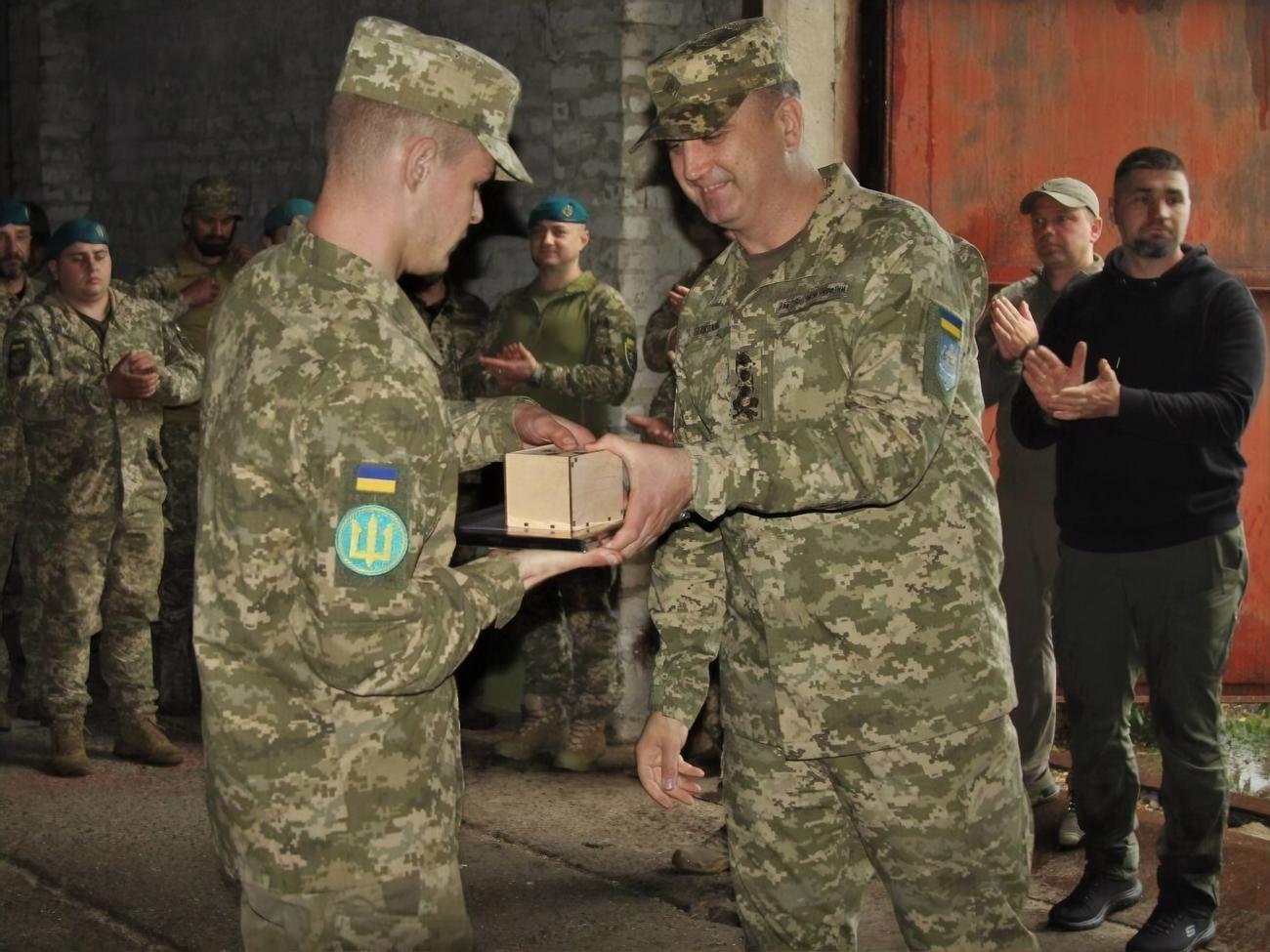 Морську піхоту "всі знають і поважають" – вона вносить високу лепту в перемогу України, зазначив Неїжпапа (праворуч)