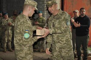 Морскую пехоту "все знают и уважают" – она вносит высокую лепту в победу Украины, отметил Неижпапа (справа)