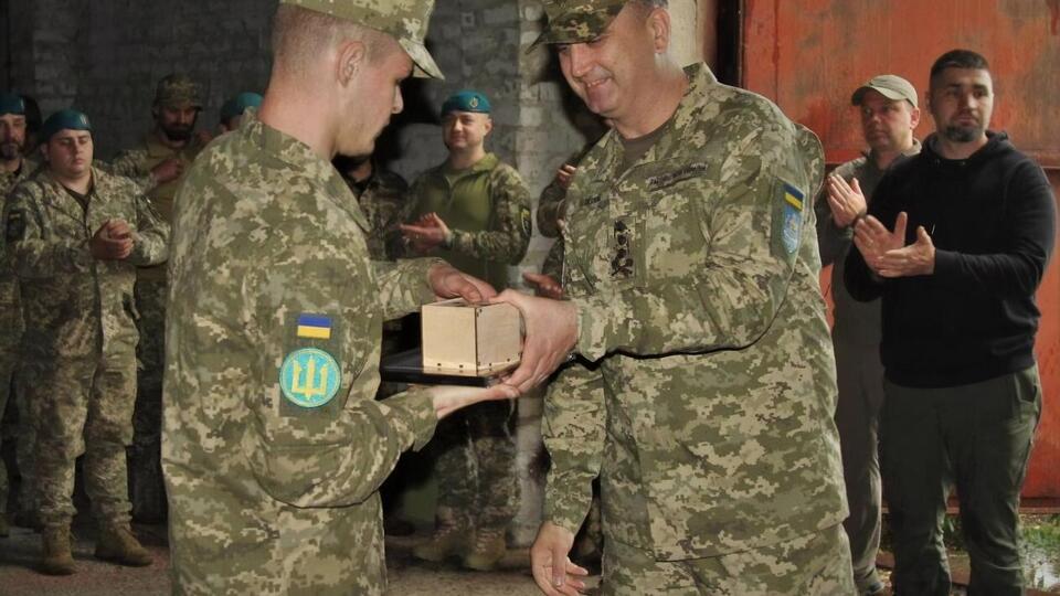 Морскую пехоту "все знают и уважают" – она вносит высокую лепту в победу Украины, отметил Неижпапа (справа)