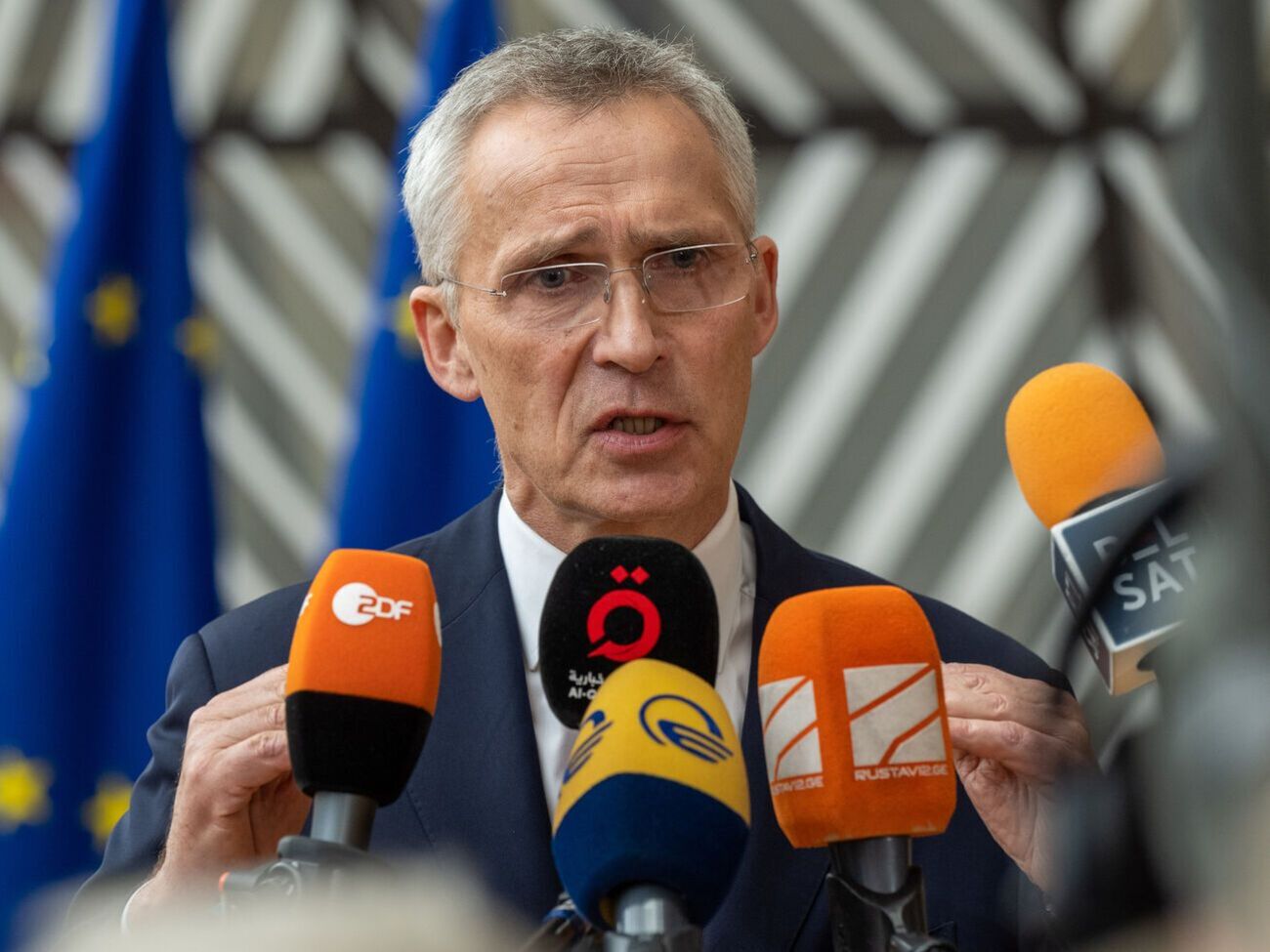 Украина имеет право на самооборону, отметил Столтенберг