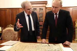 Копию карты Путину, "пользуясь случаем", принес глава Конституционного суда