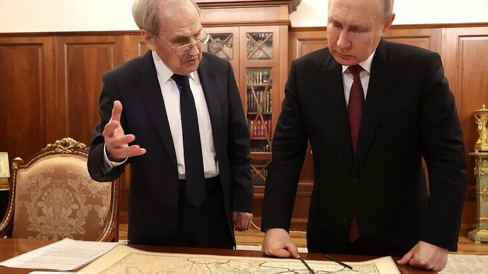 Копию карты Путину, "пользуясь случаем", принес глава Конституционного суда