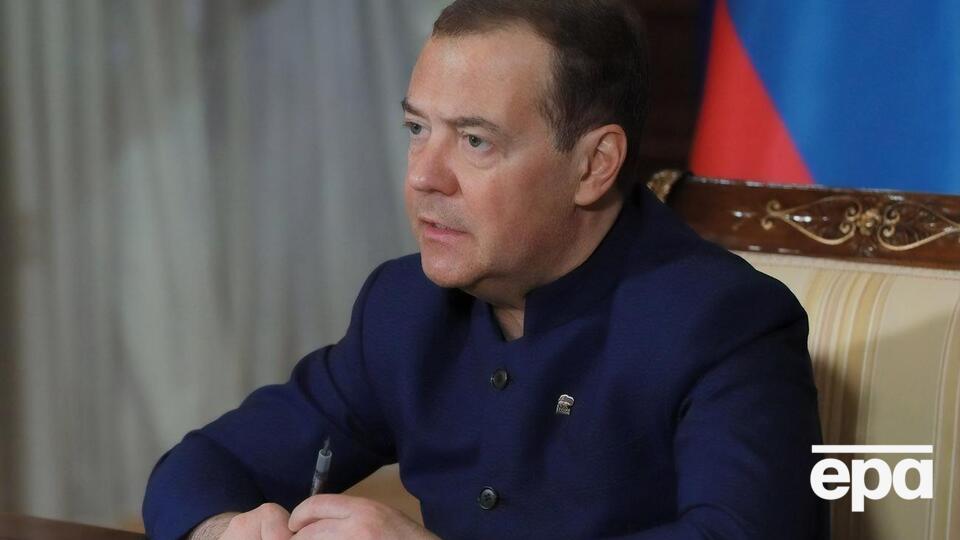 Медведєв вимагає від США компенсації за зруйновані росіянами Бахмут і Маріуполь. У відповідь його назвали "абсолютно чокнутим"