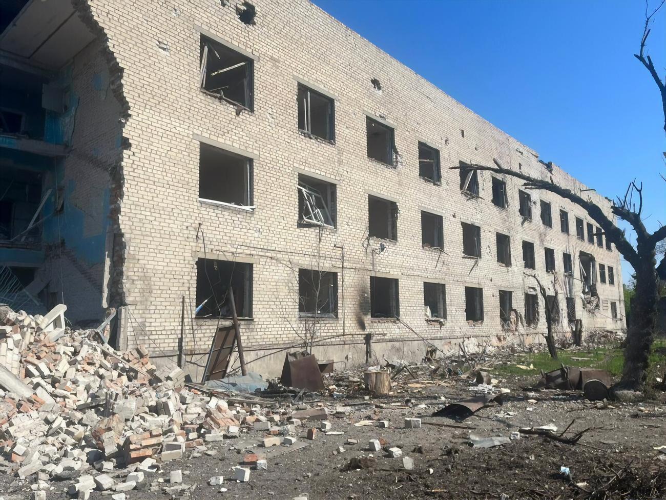 Удар окупантів припав на триповерхову будівлю