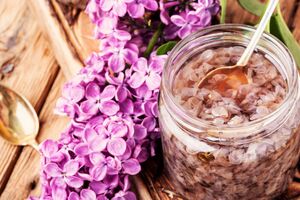 Для варенья понадобятся свежие и сочные соцветия сирени