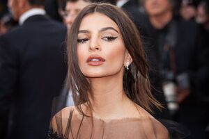 Ратаковски родилась в 1991 году в Великобритании