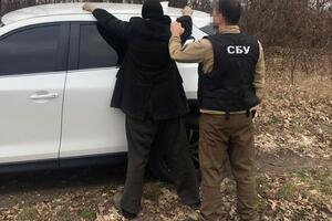 По информации СБУ, во время задержания фигурант находился в тайнике, который он заранее обустроил на территории собственного домовладения