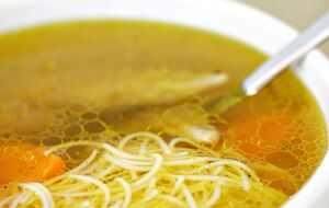 Подавати бульйон можна разом із попередньо звареними макаронами або вермішеллю