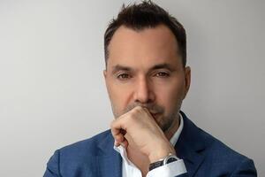 Арестович: Вот и думайте, как и что там показывали