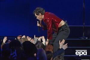 У травні минулого року під час концерту у Нью-Йорку Стайлс також підняв на сцені український прапор