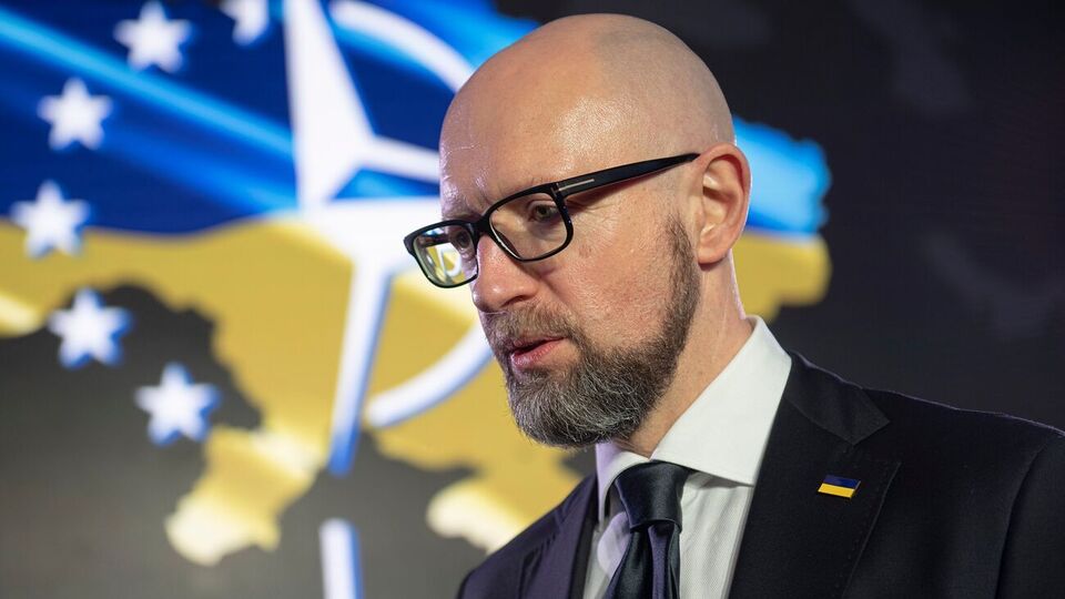 Яценюк: Сейчас нужно срочно учить украинских пилотов