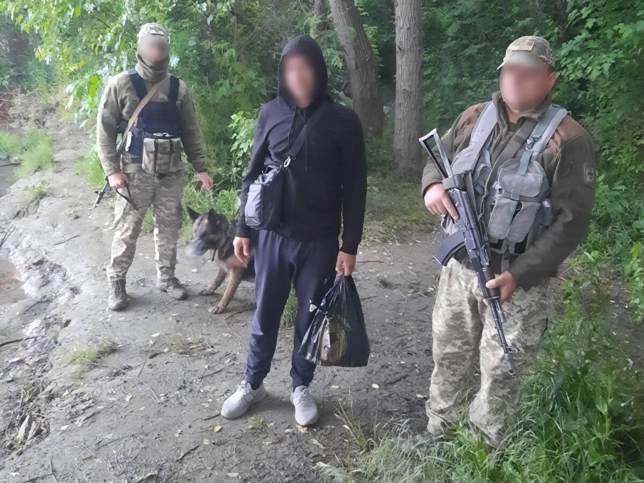 За спробу незаконного перетину кордону України чоловік має заплатити штраф у розмірі 3,4 тис. грн, розповіли у ДПСУ