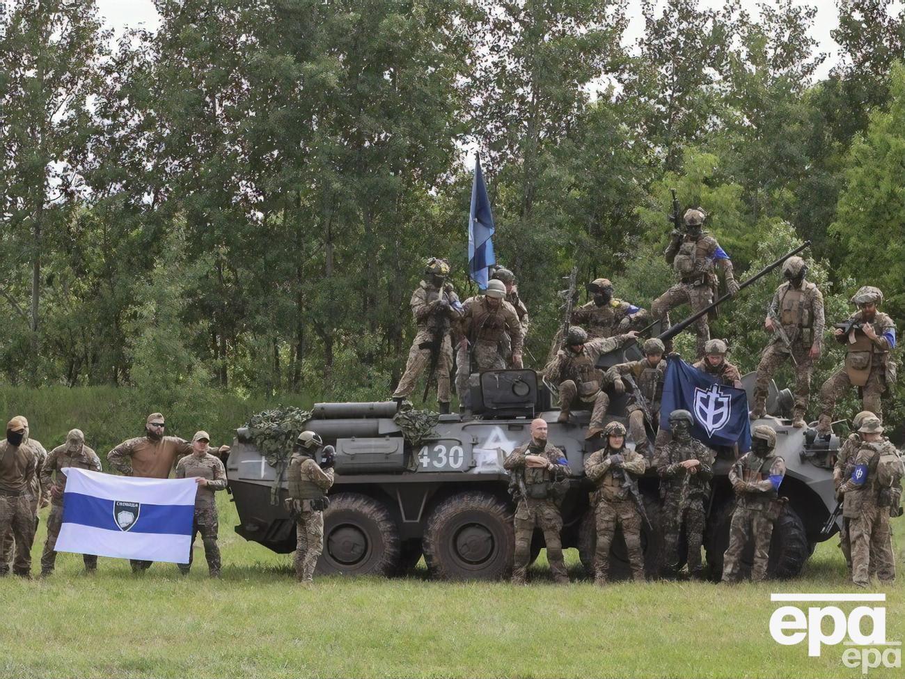 Представители подразделений привезли трофейный БТР на встречу с журналистами