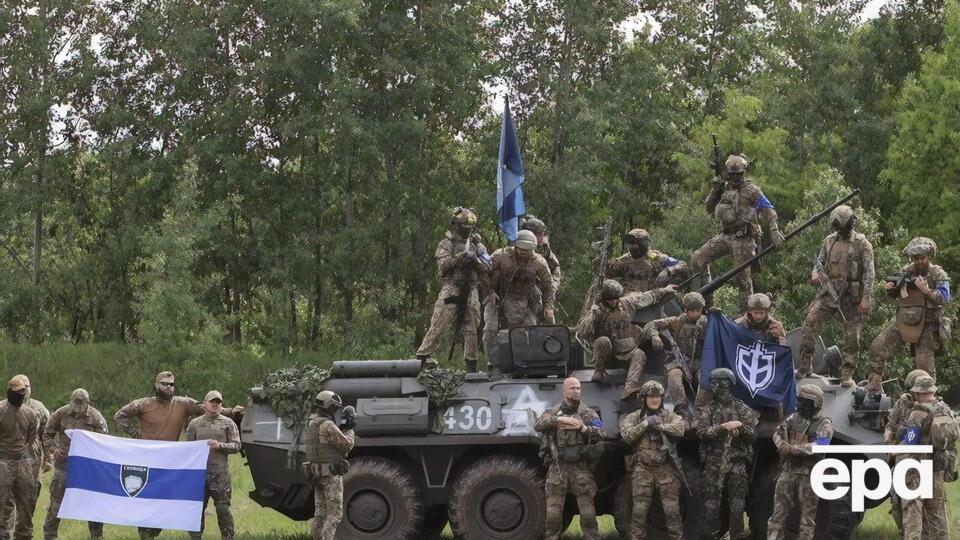 Представители подразделений привезли трофейный БТР на встречу с журналистами