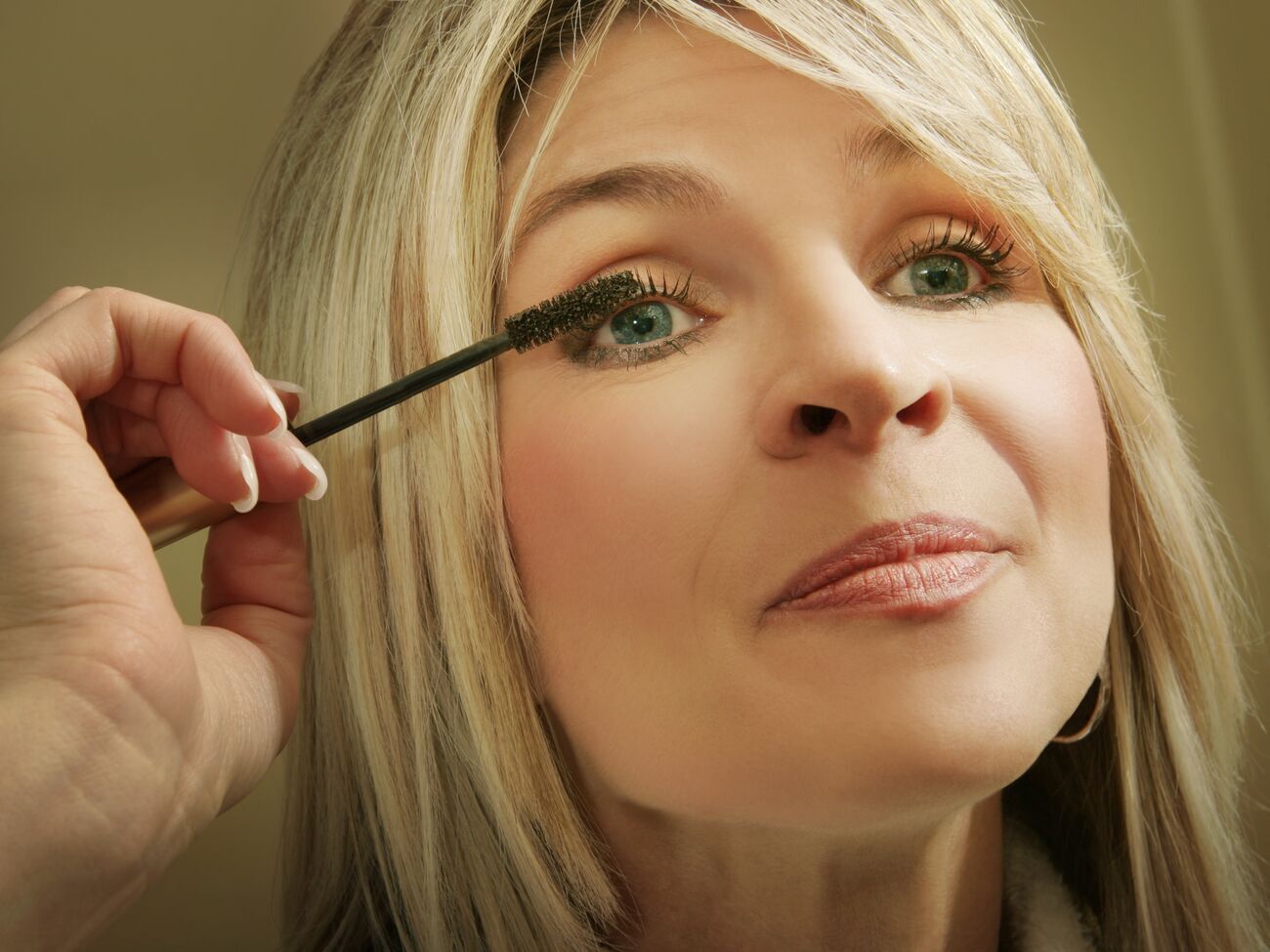 Нанося тушь на ресницы, важно проследить, чтобы они все были окрашены, включая те, что находятся у внешних краев глаза