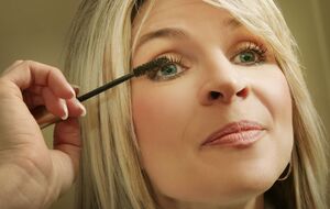 Нанося тушь на ресницы, важно проследить, чтобы они все были окрашены, включая те, что находятся у внешних краев глаза