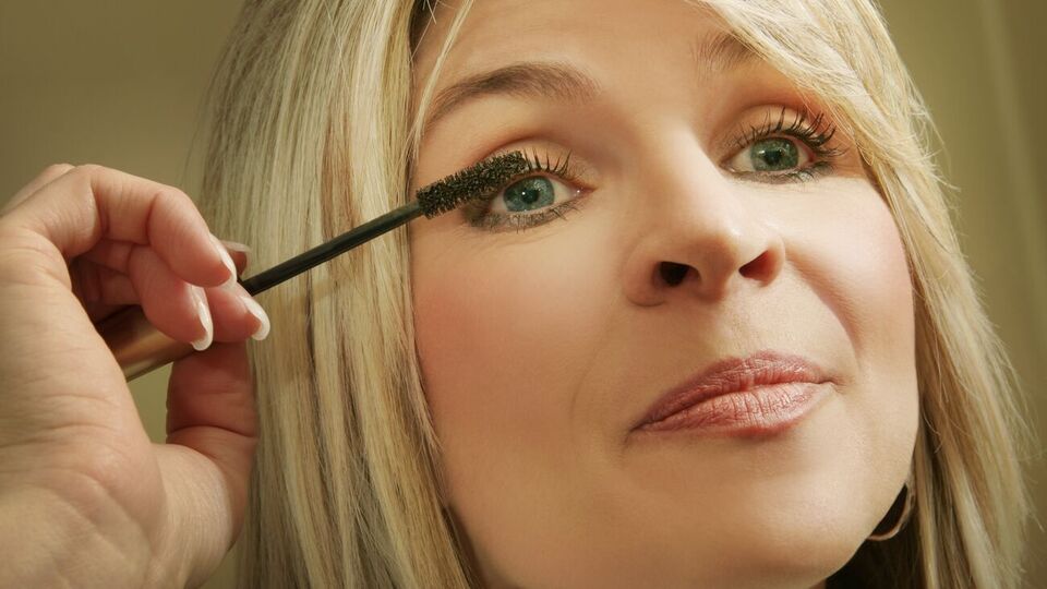 Наносячи туш на вії, важливо простежити, щоб вони всі були пофарбовані, включно з тими, що біля зовнішніх країв ока