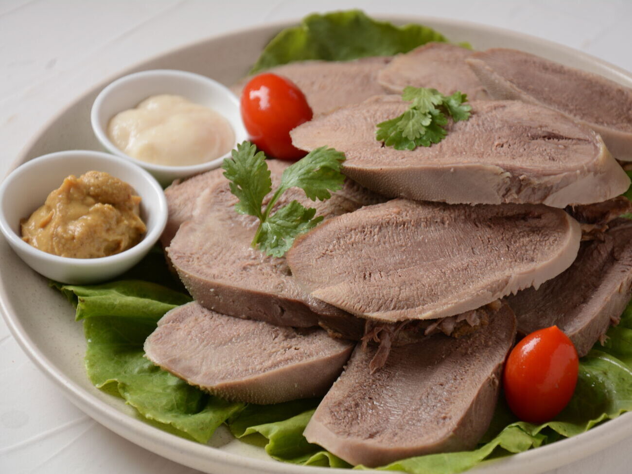 Клопотенко отметил, что если посолить воду сразу, то язык станет жестким и его будет трудно чистить