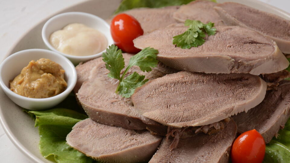 Клопотенко отметил, что если посолить воду сразу, то язык станет жестким и его будет трудно чистить