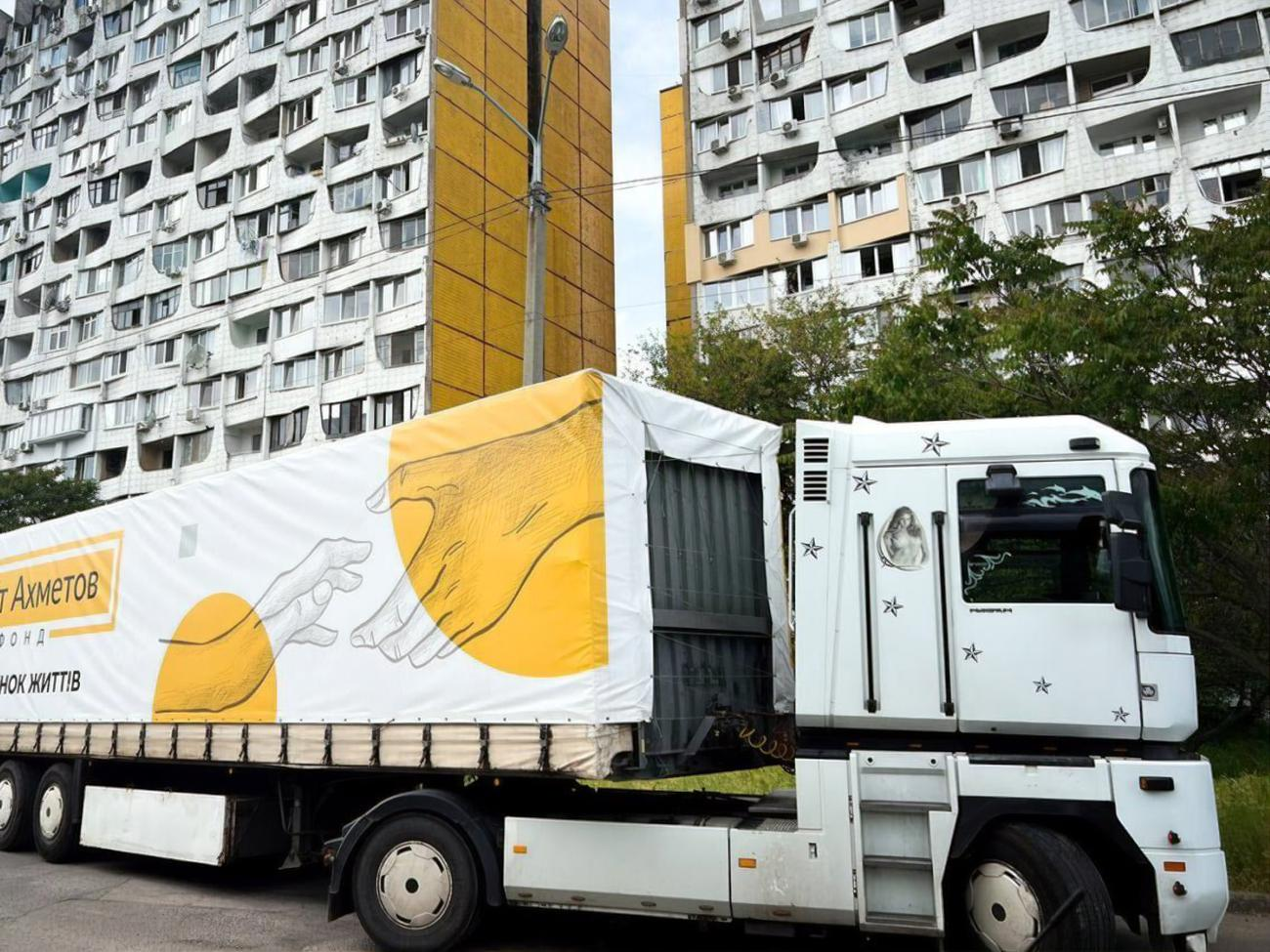 Загалом Фонд Ріната Ахметова передав приблизно 600 тис. продуктових наборів для жителів 22 областей України
