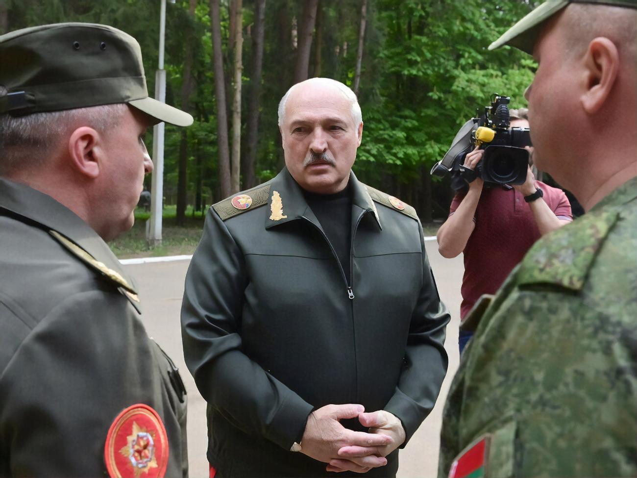 Лукашенко (по центру) боится восстания в Беларуси, считает польский генерал Скшипчак