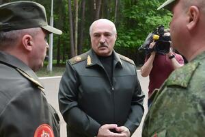 Лукашенко (по центру) боится восстания в Беларуси, считает польский генерал Скшипчак